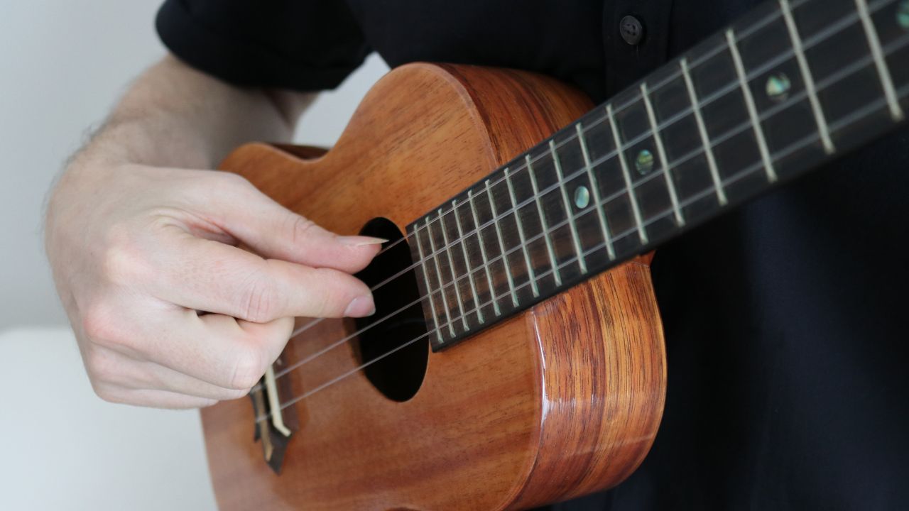 Photo of how a finger produces good tone on ukulele
