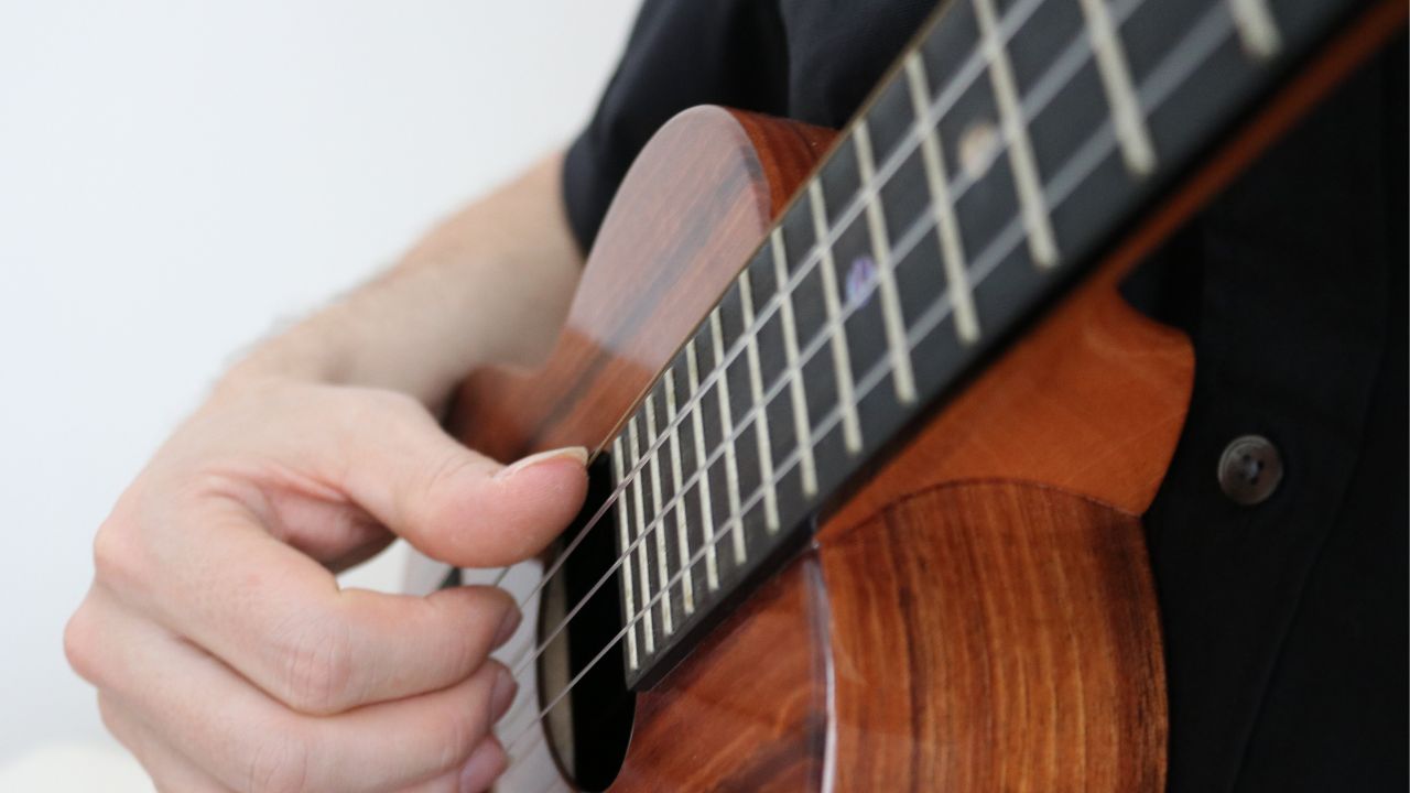 Photo of the right-hand position for fingerstyle ukulele
